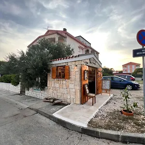 Apartament Nena, Povljana